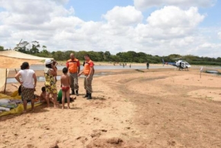 Defesa Civil do Baixo Guandu, Linhares e Colatina percorre a calha do Rio Doce para localizar moradores e banhistas e informar da chegada da enchente de lama (Foto: Fred Loureiro/Secom-ES/DivulgaÃ§Ã£o)