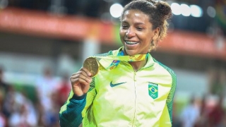 Rafaela Silva conquistou o primeiro ouro para o Brasil (Foto: Geraldo Bubniak/AGB)