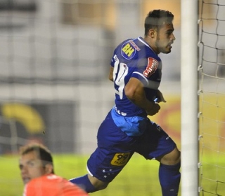 VinÃ­cius AraÃºjo comemora o gol (Foto: Mauro Horita/Light Press)