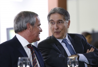 O novo presidente da AMM, AntÃ´nio JÃºlio e o governador Fernando Pimentel (Foto: Manoel Marques/Imprensa MG)