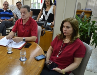 Na sentenÃ§a a juÃ­za, alÃ©m de cassar o mandato do prefeito e vice, ainda condenou a devolver aos doadores o valor de R$ 395.850,00 (Foto: Ageu Ebert)