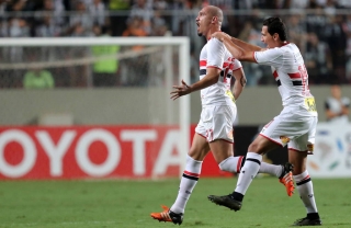 O zagueiro Maicon marcou o gol da classificaÃ§Ã£o sÃ£o-paulina no Horto (Foto: Cristiane Matos/AFP)