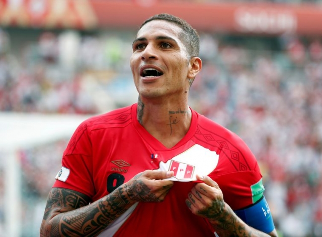 Guerrero comemora segundo gol da vitÃ³ria do Peru (Foto: Max Rossi/Reuters)