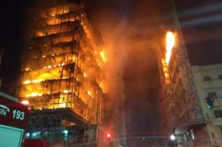 O fogo comeÃ§ou por volta das 1h30 de ontem (Foto: DivulgaÃ§Ã£o/Corpo de Bombeiros de SÃ£o Paulo)