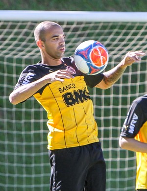 Perto do adeus: Diego Tardelli jÃ¡ prevÃª rivalidade com Goulart na China (Foto: Bruno Cantini/CAM)