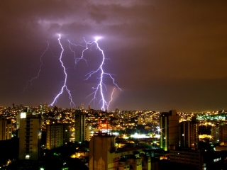 As tempestades tambÃ©m podem causar rompimento de fios elÃ©tricos da rede de energia (Foto: Demetrio Aguiar/Cemig)