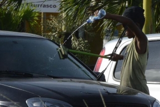 Em 2013, havia 3,188 milhÃµes de crianÃ§as e adolescentes na faixa de 5 a 17 anos de idade trabalhando, e o contingente subiu para 3,331 milhÃµes em 2014 (Foto: Arquivo/AgÃªncia Brasil)