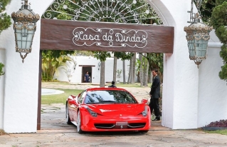 Ferrari apreendida na casa de Collor, em BrasÃ­lia. (Foto: Pedro Ladeira/Folhapress)