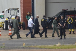 O ex-diretor do Banco do Brasil Henrique Pizzolato desembarca em BrasÃ­lia, onde cumprirÃ¡ pena (Foto: JosÃ© Cruz/AgÃªncia Brasil)