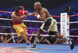 ApÃ³s vitÃ³ria, Mayweather afirma que darÃ¡ revanche a Pacquiao em 2016 (Foto: Reuters)