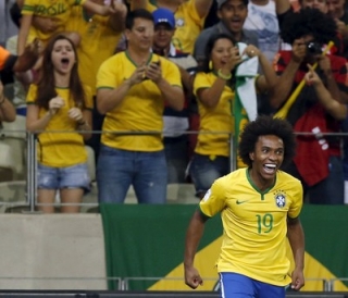 Willian comemora o seu primeiro gol na vitÃ³ria da seleÃ§Ã£o brasileira por 3 a 1 sobre a Venezuela, em Fortaleza (Foto: Reuters)