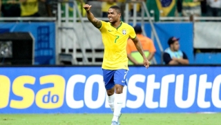 Douglas Costa marcou o primeiro gol do Brasil e participou dos outros dois na Fonte Nova (Marlon Costa/Futura Press)
