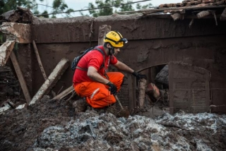 ApÃ³s o rompimento de barragens, bombeiros e representantes da Defesa Civil fazem trabalho de resgate (Foto: Antonio Cruz/ AgÃªncia Brasil)
