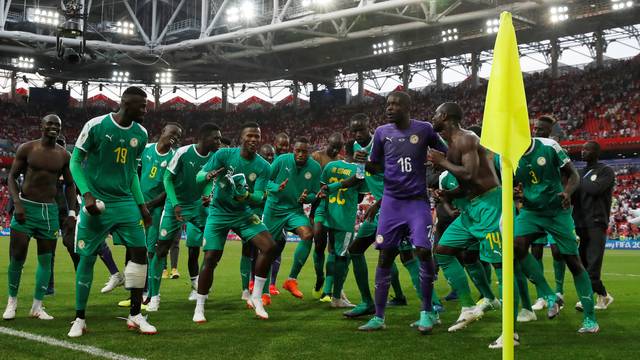 Festa de Senegal apÃƒÂ³s a vitÃƒÂ³ria sobre a PolÃƒÂ´nia (Foto: REUTERS/Christian Hartmann)