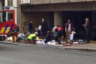 Equipes de emergÃªncia socorrem feridos em frente Ã  estaÃ§Ã£o Maelbeek do metrÃ´, em Bruxelas. ExplosÃµes fizeram o governo fechar todos os serviÃ§os de metrÃ´ da cidade. Outras explosÃµes no aeroporto da capital deixaram 13 mortos (Foto: AgÃªncia Lusa)