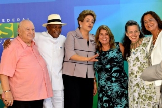 Em cerimÃ´nia no PalÃ¡cio do Planalto, a presidenta Dilma Rousseff, recebe apoio de intelectuais e artistas contra o processo de impeachment (Foto: Antonio Cruz/AgÃªncia Brasil)