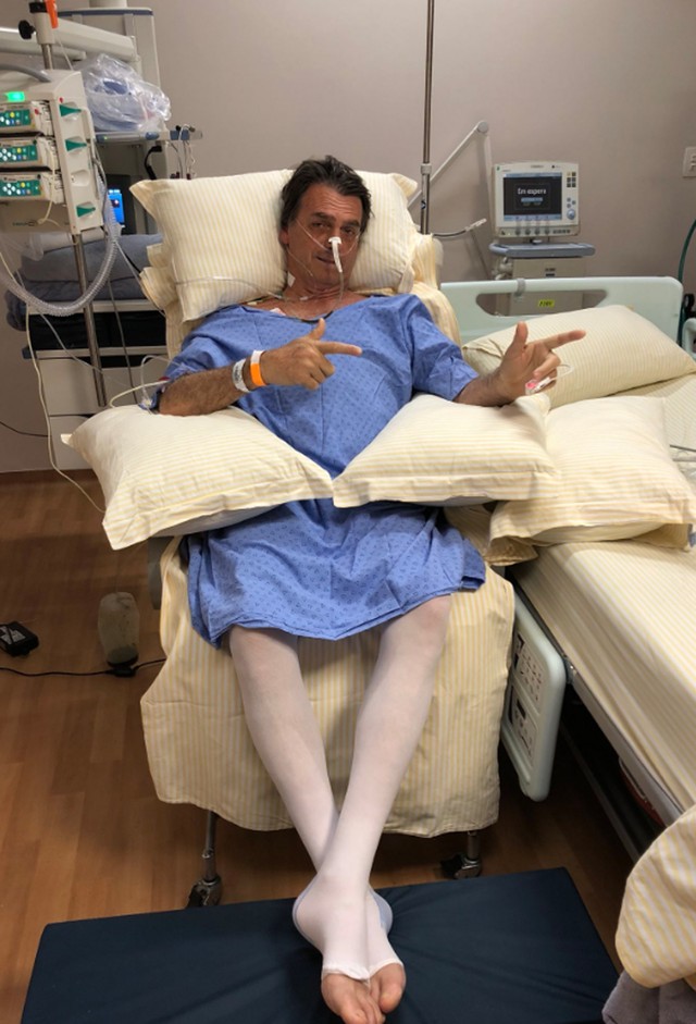 Foto postada por filho de Jair Bolsonaro mostra candidato em poltrona do Hospital Albert Einstein, em SÃ£o Paulo (Foto: ReproduÃ§Ã£o/Twitter/Flavio Bolsonaro)