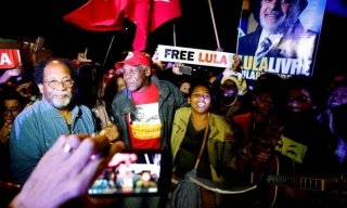 O ator Danny Glover, apÃ³s a visita (Foto: Rodolfo Buhrer/Reuters)