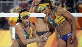 A dupla brasileira Agatha e Barbara conquistou a quinta medalha de prata do Brasil (Foto: Reuters/Tony Gentile)