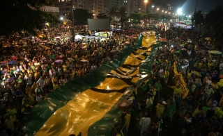 Centenas de pessoas participaram do protesto no Rio de Janeiro (Foto: Antonio Lacerda/EFE)