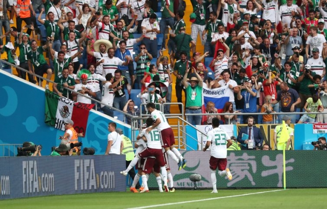 Jogadores mexicanos comemoram gol contra a CorÃ©ia (Foto: Marko Djurica/Reuters)