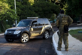 PolÃ­cia Federal estÃ¡ na residÃªncia oficial do presidente da CÃ¢mara dos Deputados, Eduardo Cunha, no Lago Sul em BrasÃ­lia, para cumprir mandados de busca e apreensÃ£o (Foto: Marcelo Camargo/AgÃªncia Brasil)