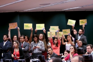 Manifestantes mostram cartazes de Fora, Cunha! durante a votaÃ§Ã£o do relatÃ³rio do deputado Marcos RogÃ©rio (DEM-RO) pela cassaÃ§Ã£o de Eduardo de Cunha (Foto: Wilson Dias/AgÃªncia Brasil)
