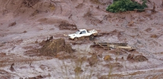 Carro ÃƒÂ© levado por enxurrada causada pelo rompimento da barragem da mineradora Samarco em Mariana (Foto: Douglas Magno/AFP)