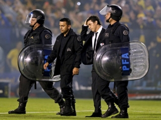 PolÃ­cia entrou em campo apÃ³s o incidente (Foto: Reuters)