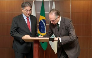 Fernando Pimentel e Carlos Arthur Nuzman assinam contrato na Cidade Administrativa de Minas Gerais (Foto: Manoel Marques/Imprensa MG)