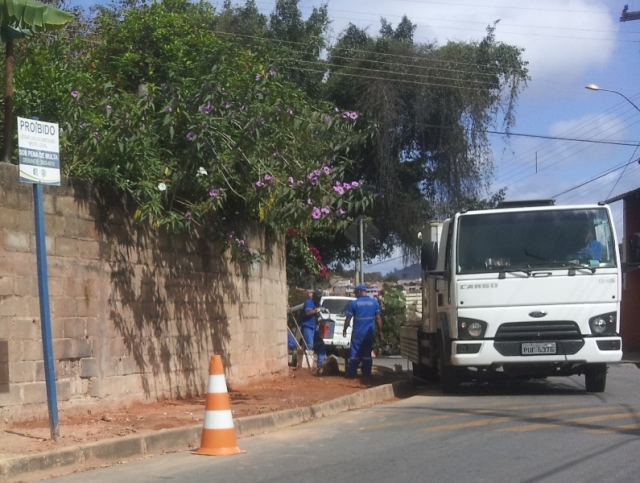 FuncionÃƒÂ¡rios da Itaurb foram flagrados construindo um passeio em uma residÃƒÂªncia no bairro Bethania (Foto: WhatsApp)