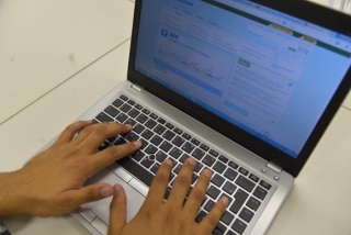 Para saber se teve a declaraÃ§Ã£o liberada, o contribuinte deverÃ¡ acessar a pÃ¡gina da Receita na internet, ou ligar para o Receitafone, 146 (Foto: Marcello Casal Jr./AgÃªncia Brasil)