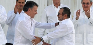 Presidente da ColÃ´mbia e o lÃ­der das Farc apertam as mÃ£os apÃ³s assinatura do acordo de paz (Foto: Luis Acosta/AFP)