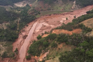 Ãrea afetada pelo rompimento de barragem no distrito de Bento Rodrigues, zona rural de Mariana (Foto: Corpo de Bombeiros de Minas Gerais/DivulgaÃ§Ã£o)
