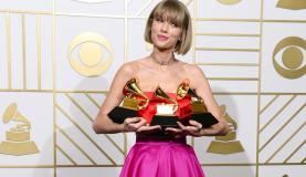 Taylor Swift com os prÃªmios de melhor videoclipe, melhor Ã¡lbum de vocal pop e Ã¡lbum do ano, no 58Âº Grammy, em Los Angeles (Foto: Mike Nelson/AgÃªncia Lusa)