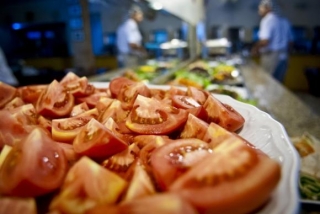 BenefÃ­cio pode ser concedido ao trabalhador na forma de tÃ­quete-refeiÃ§Ã£o ou alimentaÃ§Ã£o (Foto: Arquivo/AgÃªncia Brasil)