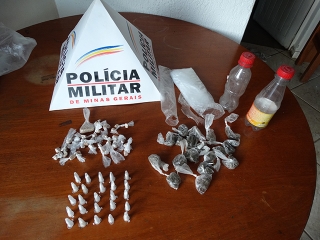 PM apreende grande quantidade de drogas no bairro Praia em Itabira (Foto: DivulgaÃ§Ã£o/PM)