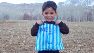 Murtaza Ahmadi comoveu a web ao vestir uma camisa de Messi feita com uma sacola de plÃ¡stico (Foto: ReproduÃ§Ã£o)