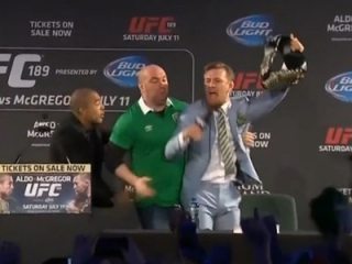 Conor McGregor toma o cinturÃ£o e se levanta, enquanto Aldo parte para cima e Dana tenta impedÃ­-lo (Foto: ReproduÃ§Ã£o)