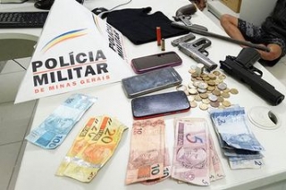 Ainda foram encontrados R$ 226 em dinheiro e trÃªs celulares de clientes (Foto: DivulgaÃ§Ã£o)