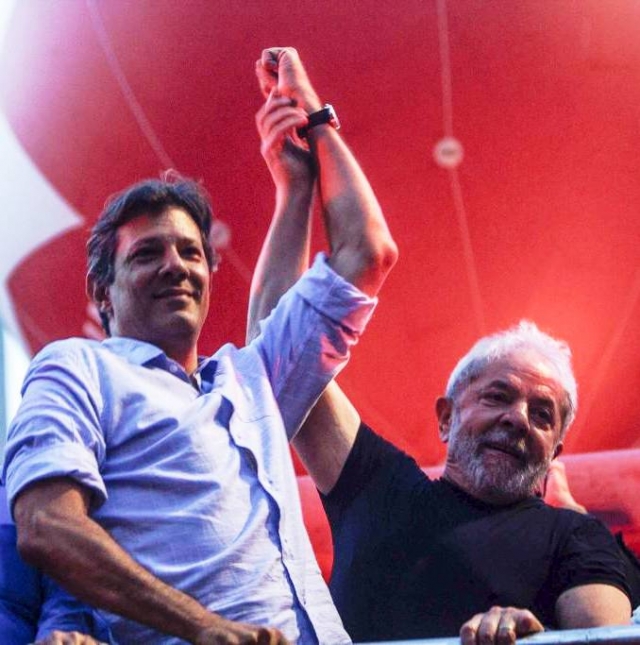 O ex-presidente Lula ergue a mÃ£o do ex-prefeito de SÃ£o Paulo, Fernando Haddad durante ato em favor de Lula na PraÃ§a da RepÃºblica em SÃ£o Paulo (Arquivo/Heitor Feitosa/VEJA.com)