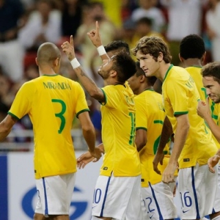 Jogadores da SeleÃƒÆ’Ã‚Â§ÃƒÆ’Ã‚Â£o comemoram o gol de Neymar (Foto: Reuters)