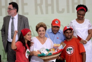Durante anÃºncio de medidas para fortalecer o desenvolvimento rural, Dilma recebeu apoio de representantes de movimentos sociais (Foto: Elza FiÃºza/AgÃªncia Brasil)