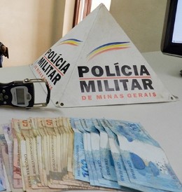 Os militares encontraram com um dos suspeitos a quantida de  R$ 2058,55