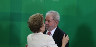 Dilma e Lula durante a posse do ex-presidente na Casa Civil, em marÃƒÂ§o (Foto: AndrÃƒÂ© Dusek/EstadÃƒÂ£o ConteÃƒÂºdo)