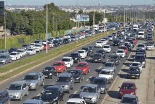 Mais carros consomem etanol em todo o paÃ­s. Governo elevou percentual de anidro na gasolina, passando de 25% para 27% (Foto: JosÃ© Cruz/AgÃªncia Brasil)