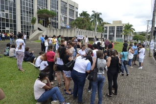 Manifestantes cobraram os salÃƒÂ¡rios atrasados e a recarga do vale-alimentaÃƒÂ§ÃƒÂ£o. Foto: Ageu Ebert