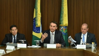 Bolsonaro comanda a primeira reuniÃ£o ministerial no PalÃ¡cio do Planalto ao lado do vice-presidente Hamilton MourÃ£o e do ministro Onyx Lorenzoni (Casa Civil) (Foto: Rafael Carvalho/PresidÃªncia da RepÃºblica)