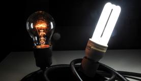 LÃ¢mpadas incandescentes (esq.) devem ser substituÃ­das por versÃµes mais econÃ´micas, como as de LED (dir.)