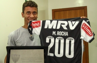 Marcos Rocha mostra placa que recebeu do Galo (Foto: Bruno Cantini/Flickr do AtlÃ©tico-MG)